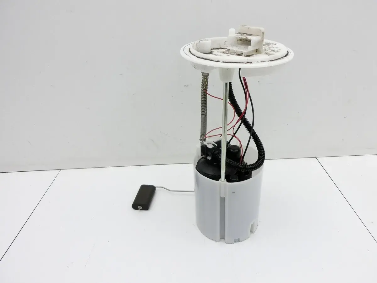 Opel Adam Tankgeber ausbauen: Kraftstoffpumpe mit Schwimmer und Leitungen, bereit für den Ausbau.