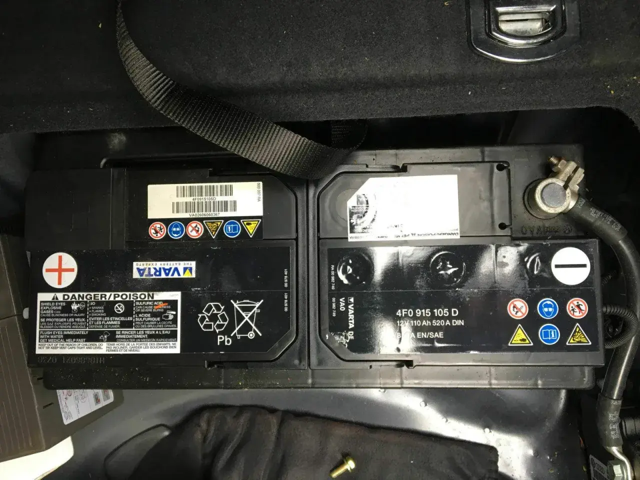 Zwei Varta Autobatterien im Kofferraum eines Audi A6 4F.