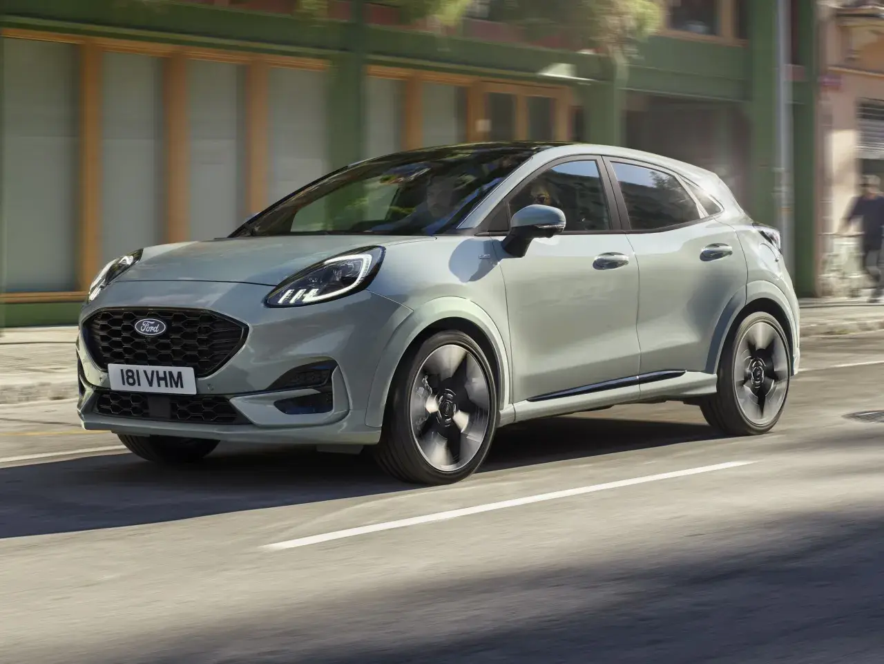 Ford Puma im Test: Ein stilvoller SUV, der sich dynamisch durch die Stadt bewegt.