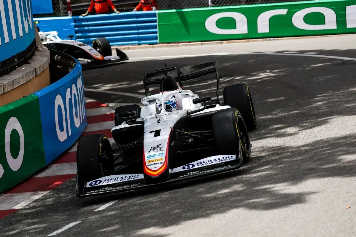 Formel-1-Auto mit Startnummer 7 kämpft im Qualifying in Monaco um jede Zehntelsekunde.