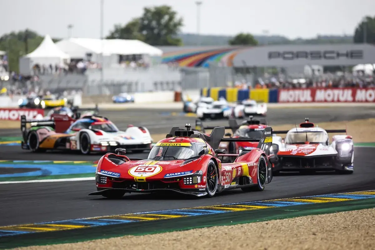 Rennwagen auf einer Rennstrecke, Ferrari mit der Startnummer 50 im Vordergrund.