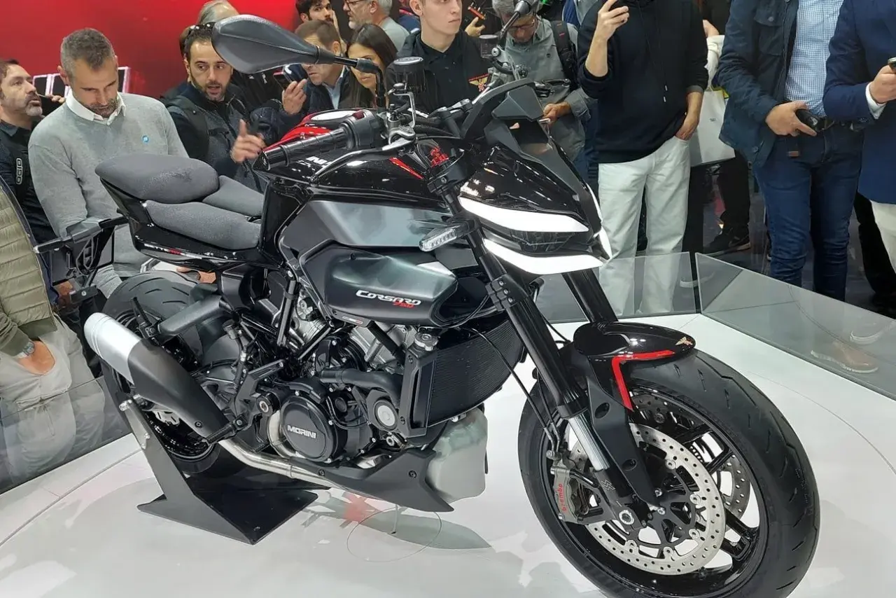 Die schwarze Moto Morini Corsaro mit ihrem markanten LED-Scheinwerfer zieht die Blicke auf sich.