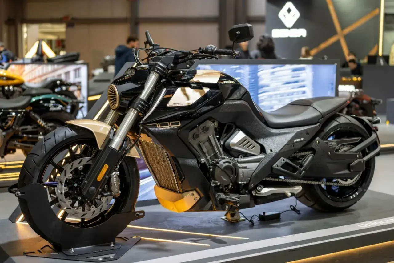 Ein schwarzes China Motorrad mit goldenen Akzenten, Modell LFC 700, steht auf einer Messe.