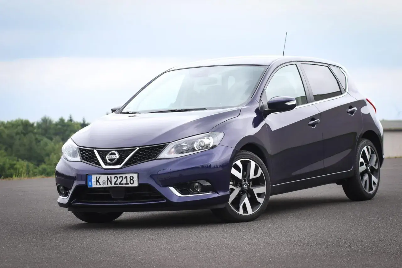 Dunkelblauer Nissan Pulsar 1.6 DIG-T mit Turbomotor, von vorne links fotografiert.