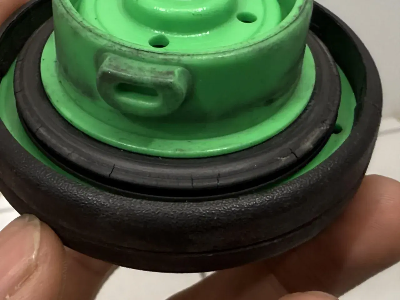 Grüner Tankdeckel mit schwarzem, rissigem Dichtungsring, passend für VW p0441.