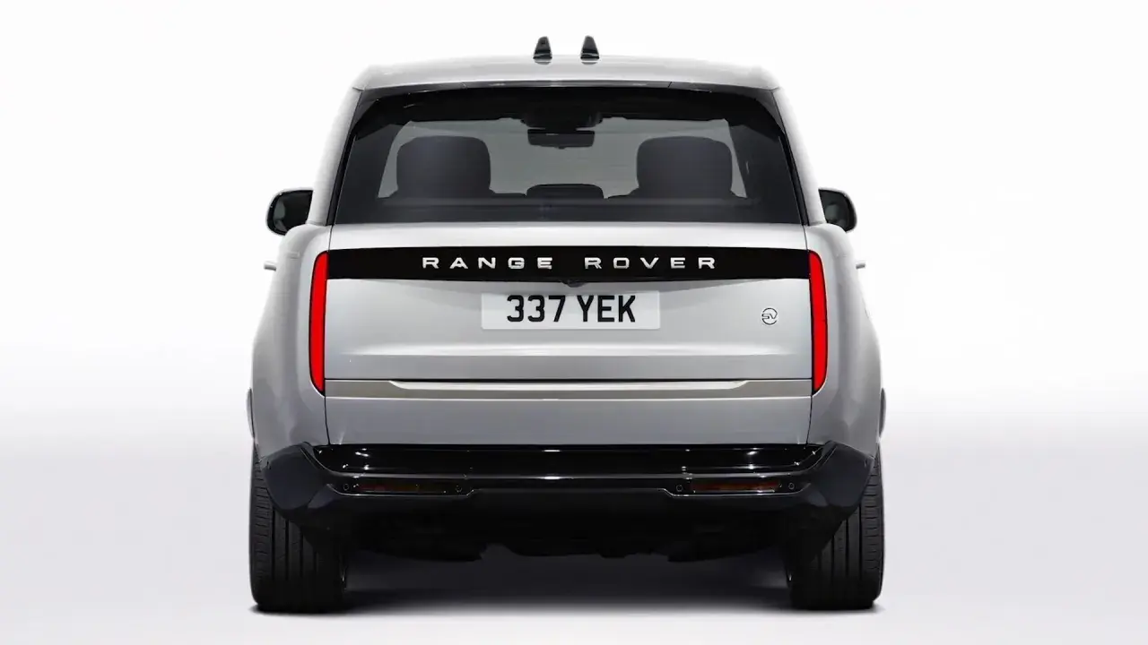 Der teuerste Range Rover, ein silberner SV, steht vor einem weißen Hintergrund.