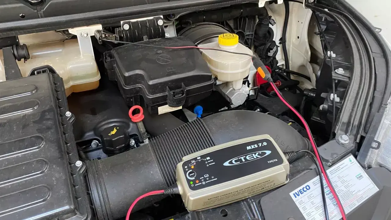 Batterieladegerät CTEK MXS 7.0 an Iveco Daily Motorraum angeschlossen.