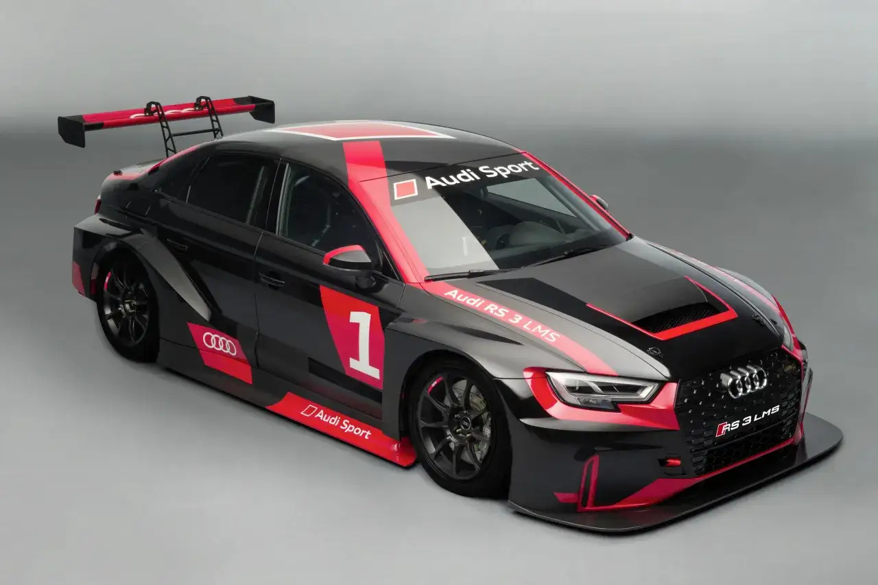 Schwarzer Audi RS 3 LMS Rennwagen mit roten Akzenten und der Startnummer 1. Was heist RS? Das ist die Frage, die sich jeder Rennsportfan stellt.