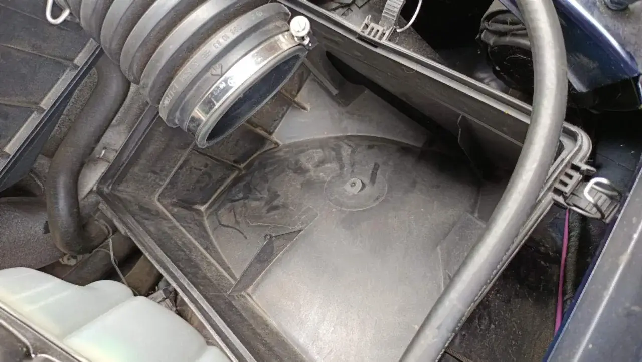 Luftfiltergehäuse eines p0101 Mercedes, mit Ansaugschlauch und einigen Leitungen.