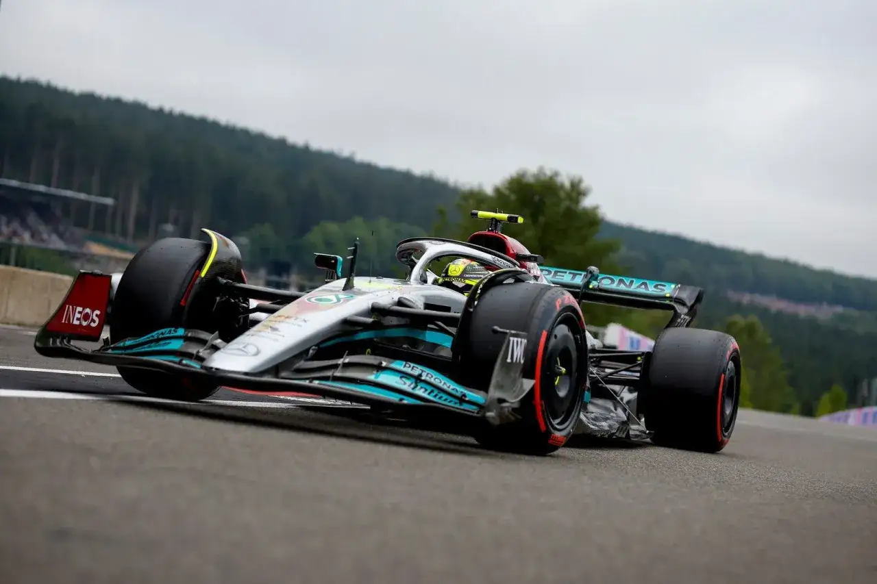 Ein Mercedes Formel 1 Auto auf der Rennstrecke. Der Fahrer im Cockpit, die Reifen mit roten Akzenten. Ein spannender Formel 1 Auto Vergleich.