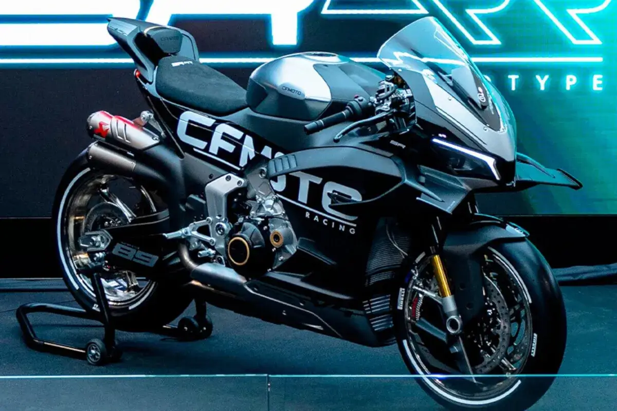 Sportliches China Motorrad CFMOTO Racing, schwarz mit silbernen Akzenten, auf einem Ständer präsentiert.