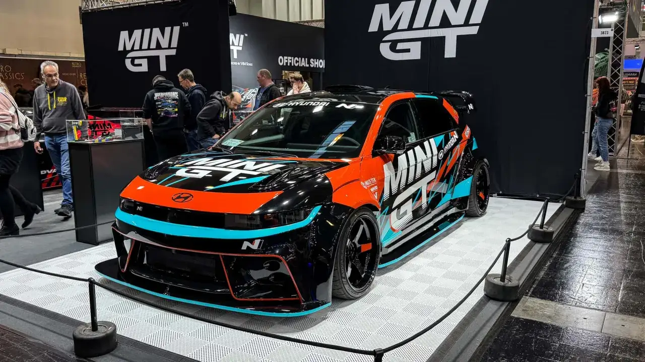 Sportlicher Hyundai mit auffälligem MINI GT-Design auf einer motorsport expo.