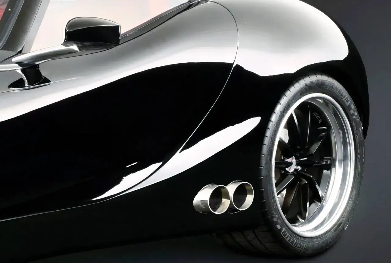 Glänzender schwarzer Trident Iceni Sportwagen mit Doppelrohr-Auspuff und auffälligem Rad.