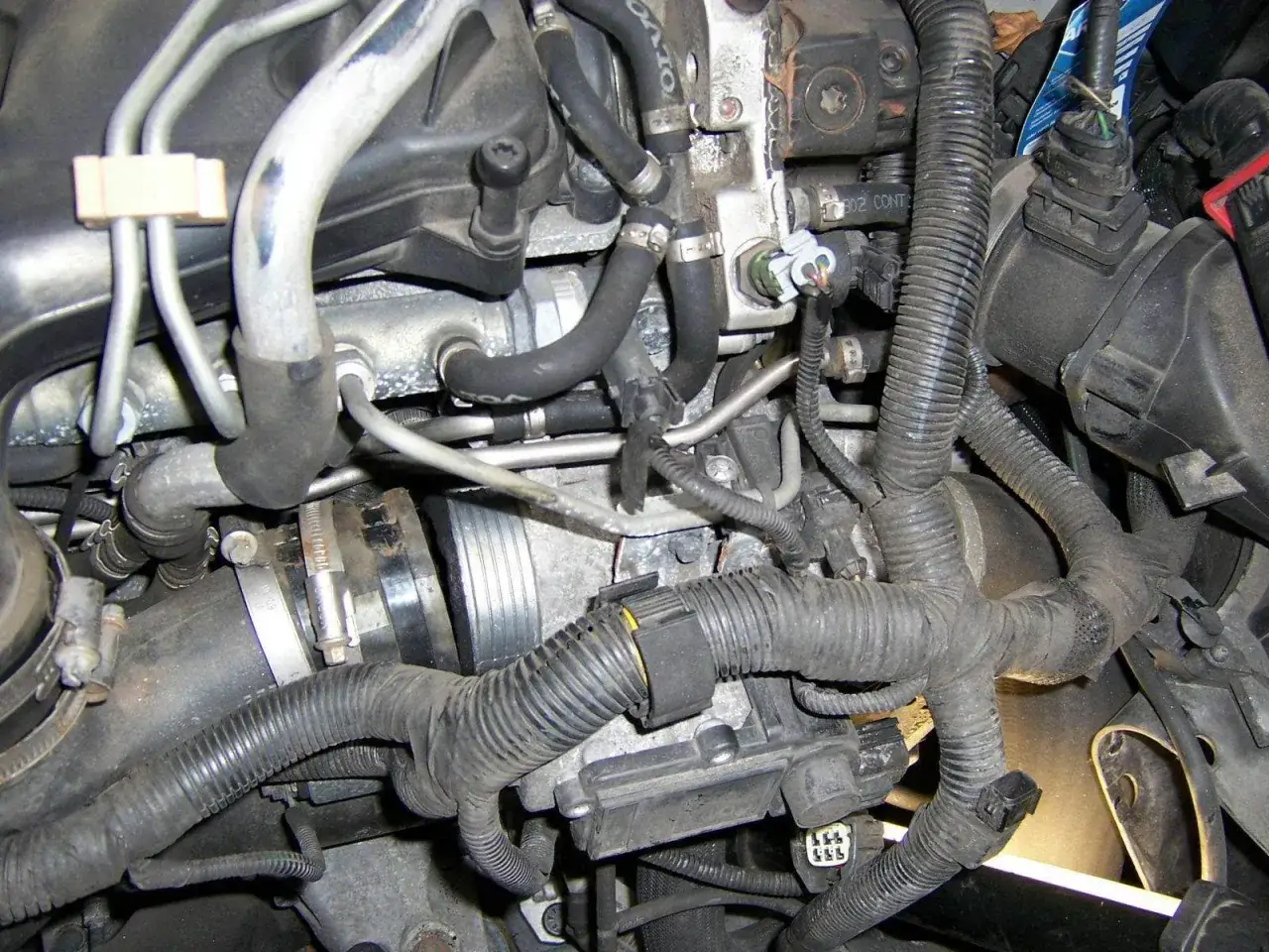 Motorraum eines Volvo XC60. Kabel und Schläuche sind zu sehen. Hier wird das AGR Ventil ausgebaut.