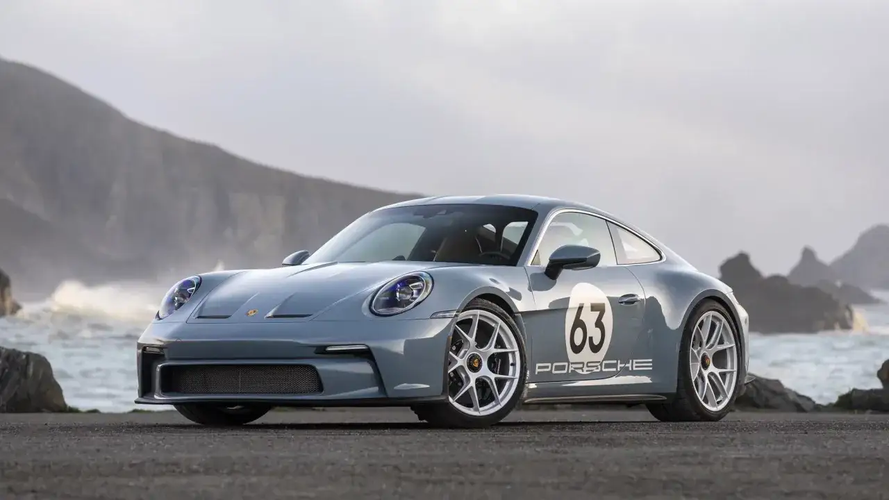 Grauer Porsche 911 ST mit Startnummer 63, bereit für eine Küstenfahrt.