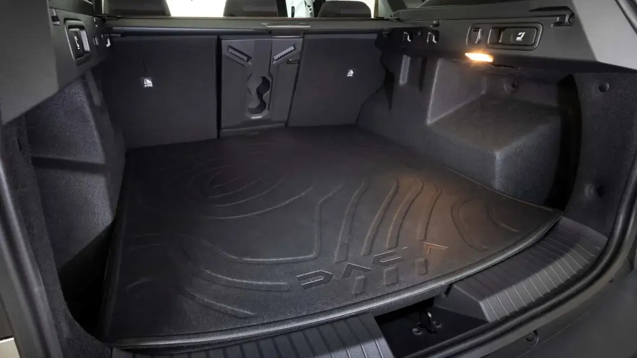 Der Dacia Bigster Innenraum zeigt einen geräumigen Kofferraum mit einer robusten Gummimatte, die das Dacia-Logo trägt. Perfekt für Abenteuer!