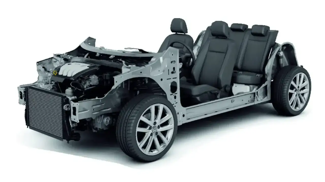 Das Skelett eines Autos, die Golf Plattform, mit Motor, Sitzen und Rädern.