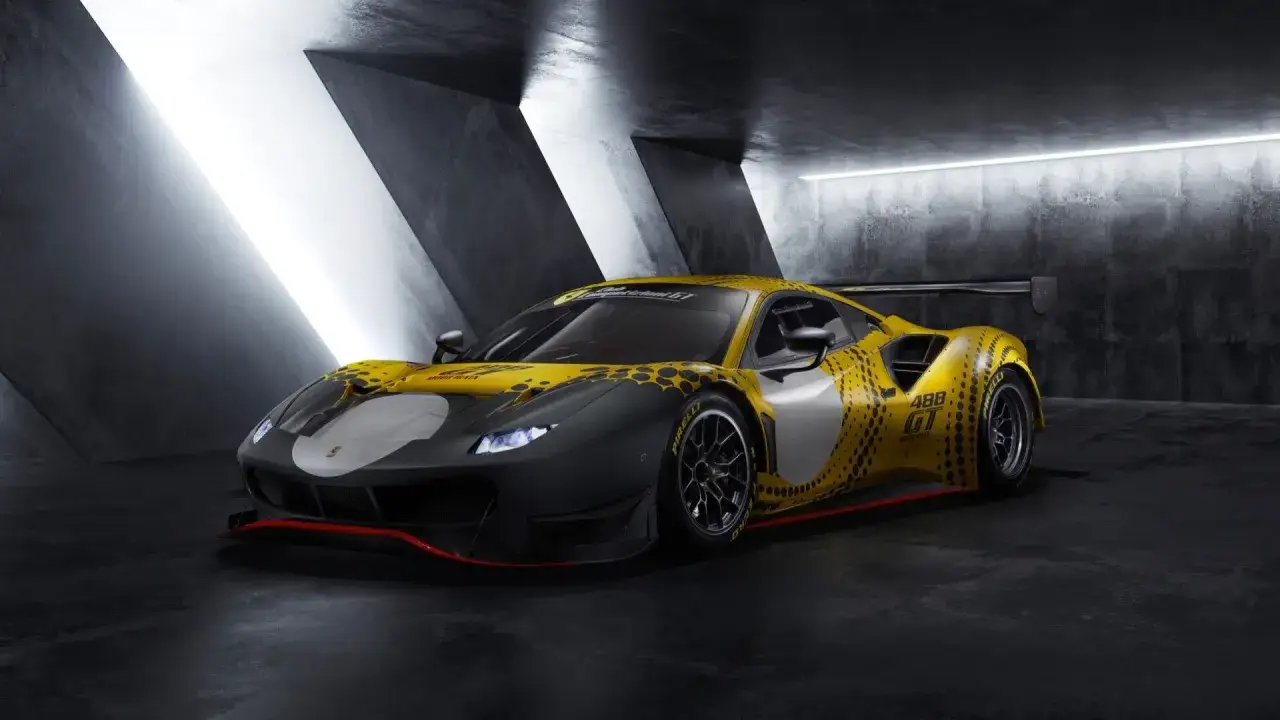 Ein gelb-schwarzer Ferrari 488 GT3 mit auffälligem Muster steht in einer modernen Garage.