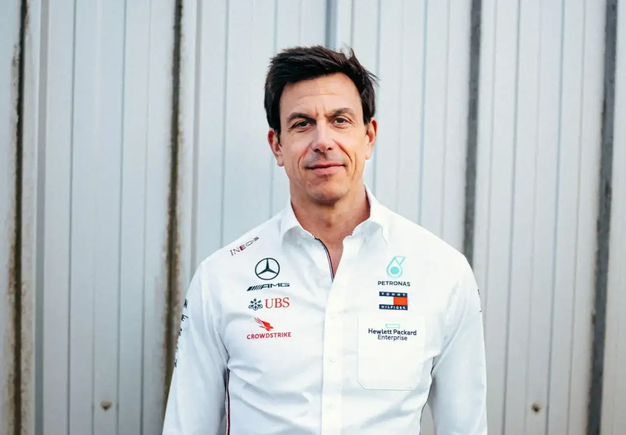 Toto Wolff, Teamchef von Mercedes-AMG Petronas, tr&auml;gt ein wei&szlig;es Hemd mit Sponsorenlogos. Sein Gehalt ist ein Thema, das viele Fans interessiert.