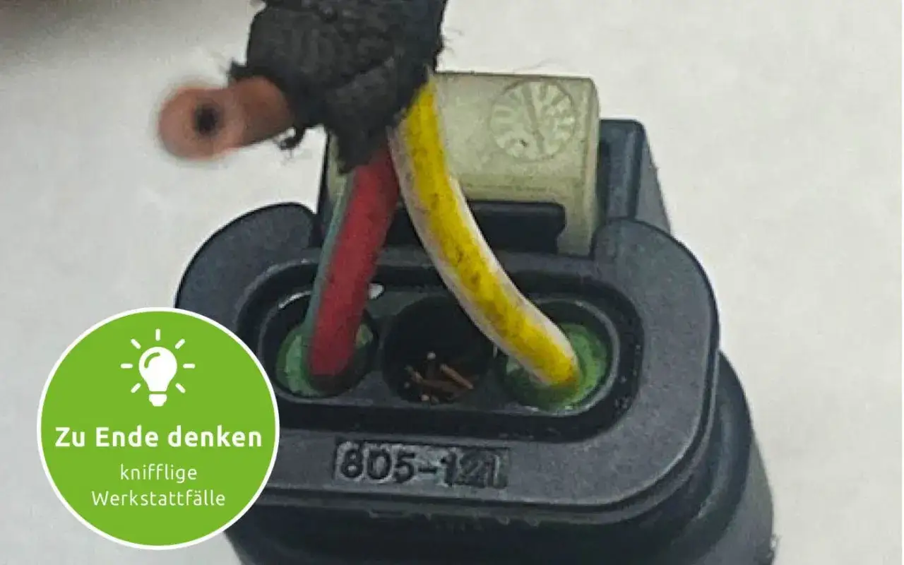 VW p0303: Rote und gelbe Kabel in einem Stecker, der auf eine knifflige Werkstattfall hindeutet.