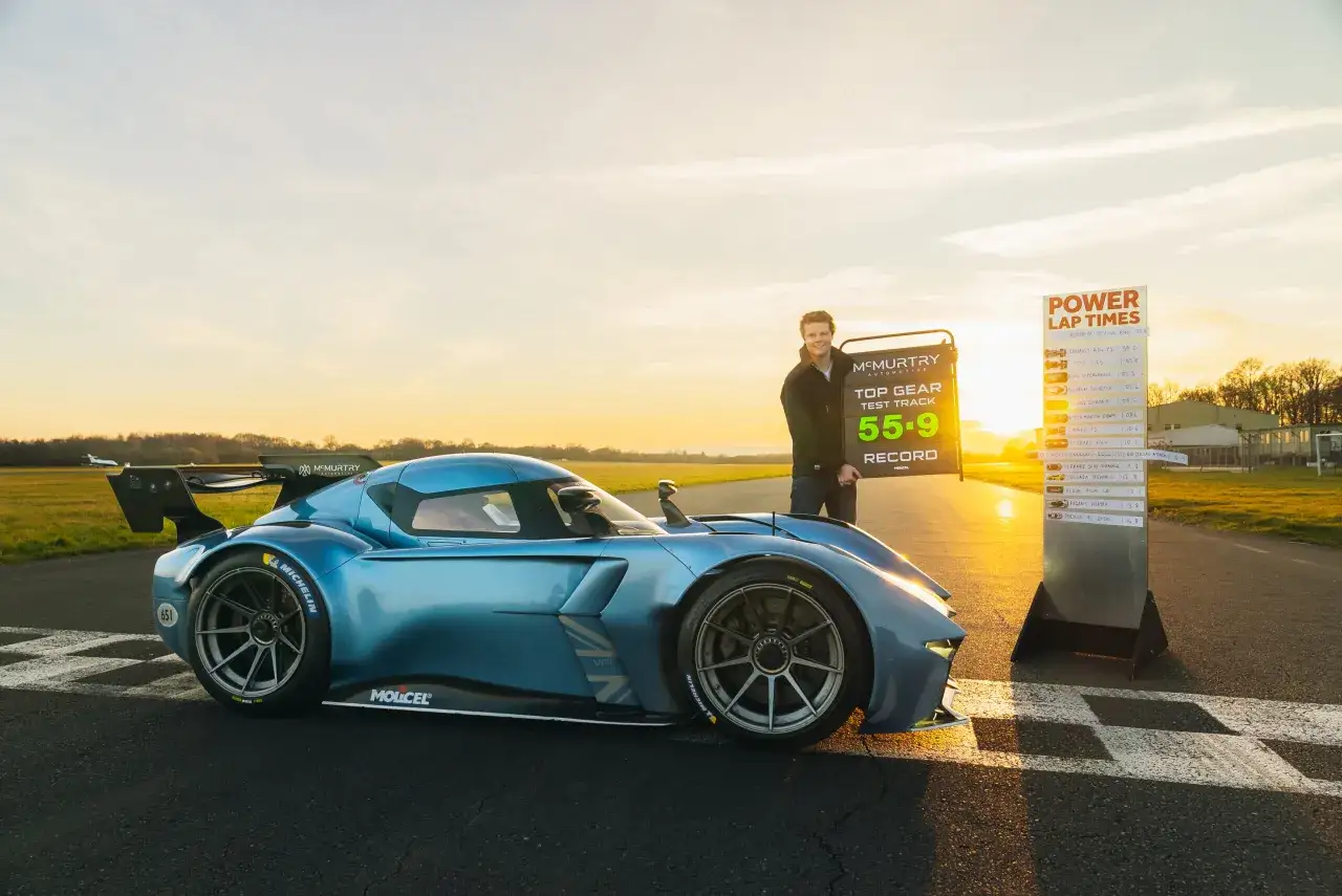 Blauer McMurtry Speirling, das schnellste Auto der Welt, auf der Rennstrecke mit einer Bestzeit von 55,9 Sekunden.