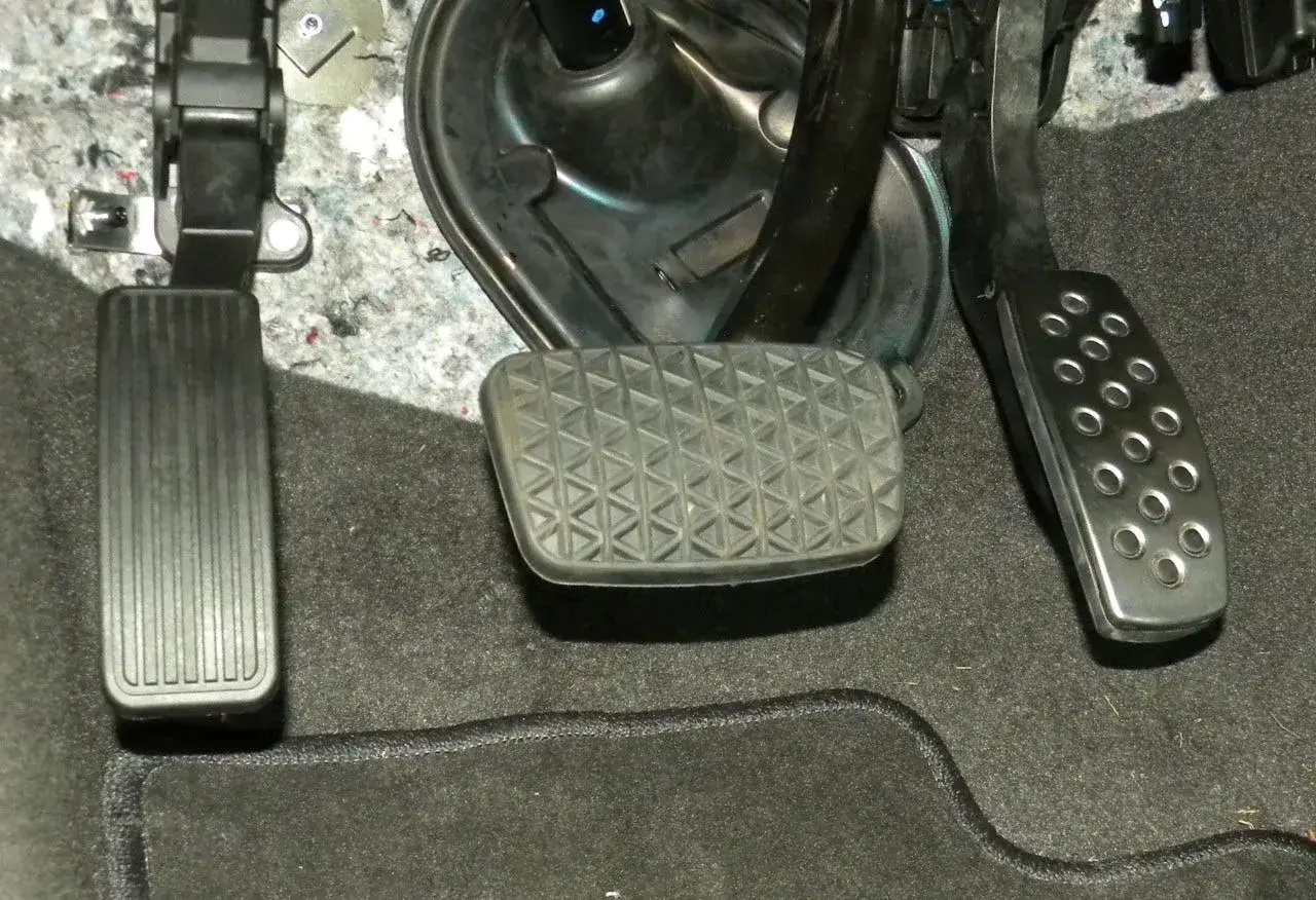 Das mittlere Pedal ist die Bremse beim Auto. Links ist das Gaspedal, rechts das Kupplungspedal.