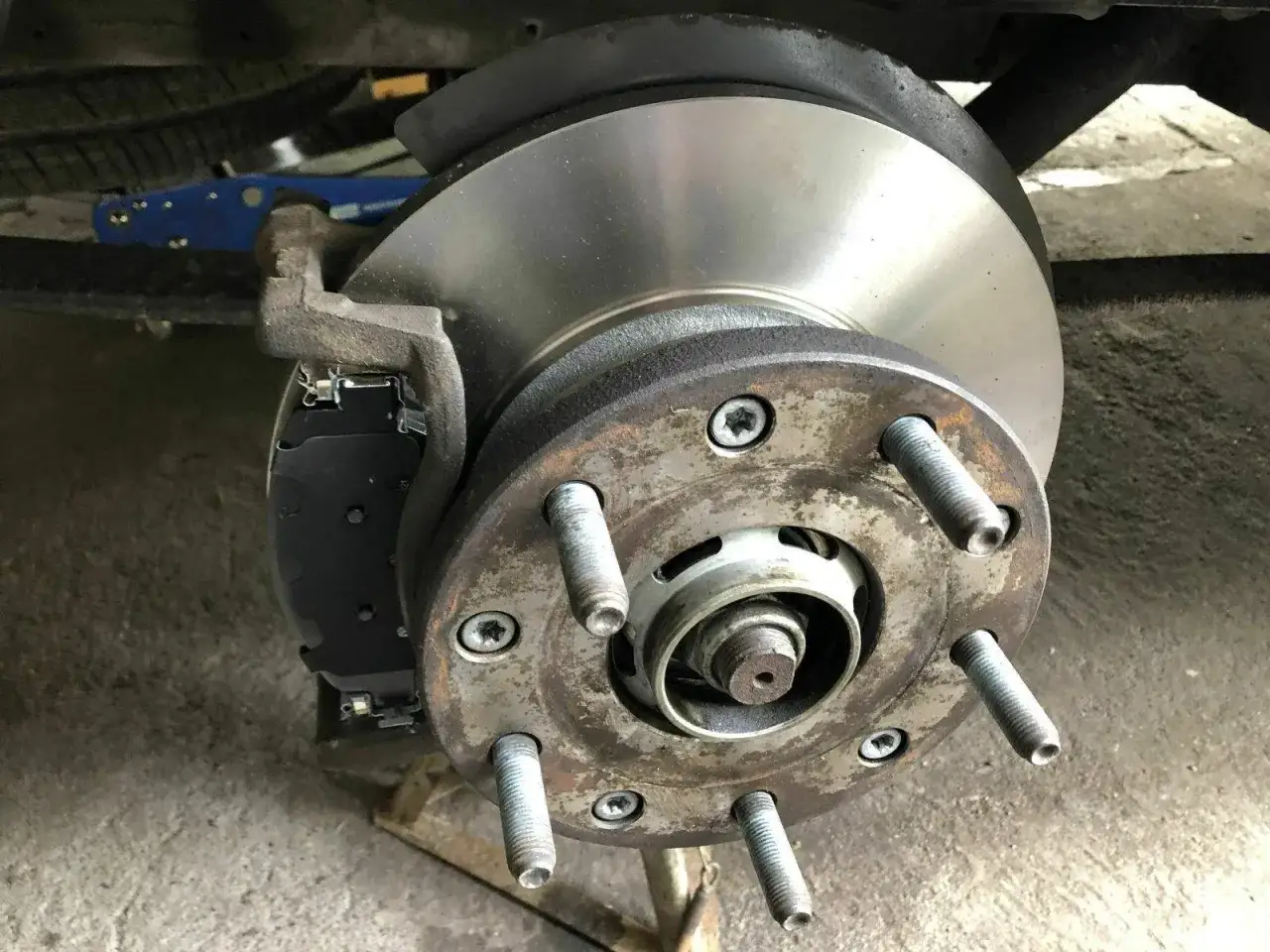 Neue Bremsen für den Ford Transit: Hinterradbremsscheiben und Beläge werden gewechselt.