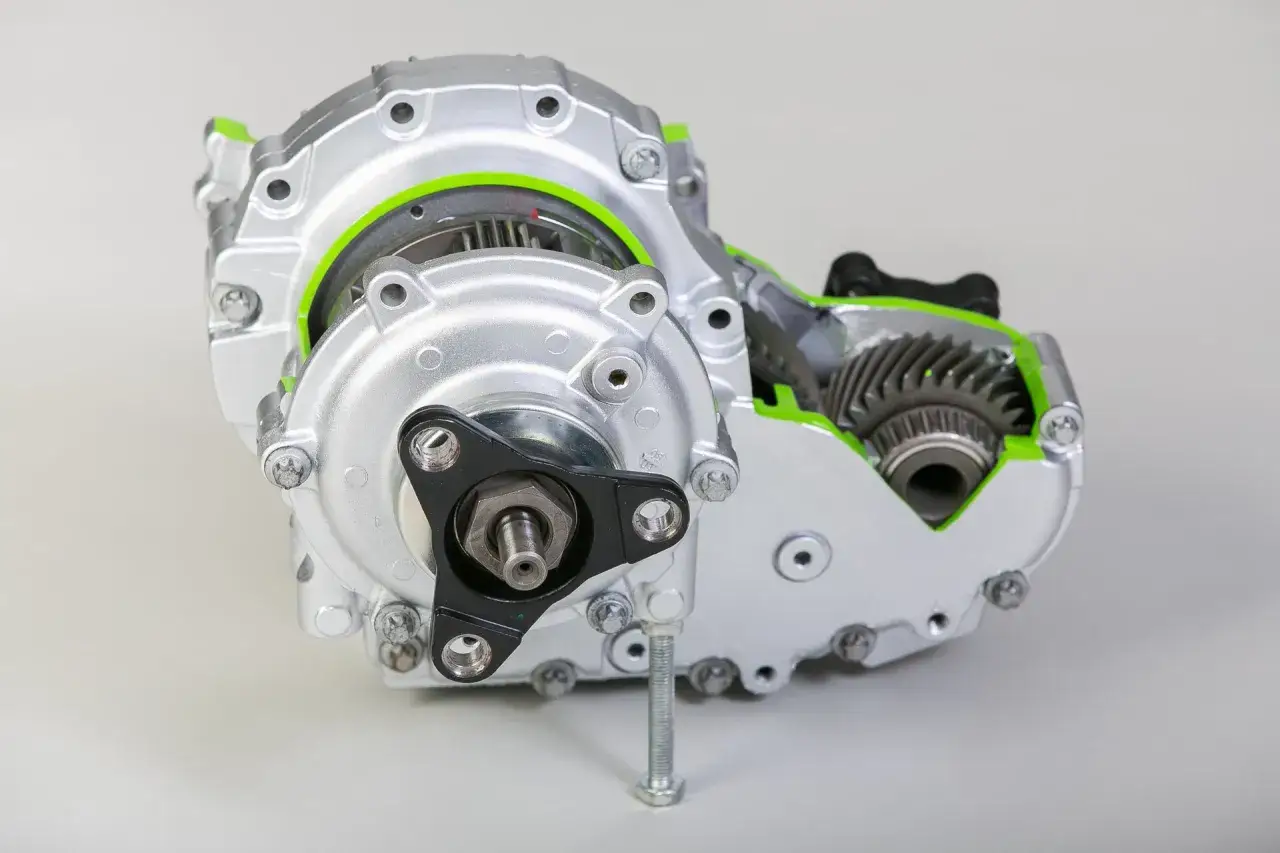 Schnittansicht eines Getriebes, das auf Mercedes 4MATIC Probleme hinweist. Zahnräder und Gehäuse sind sichtbar.