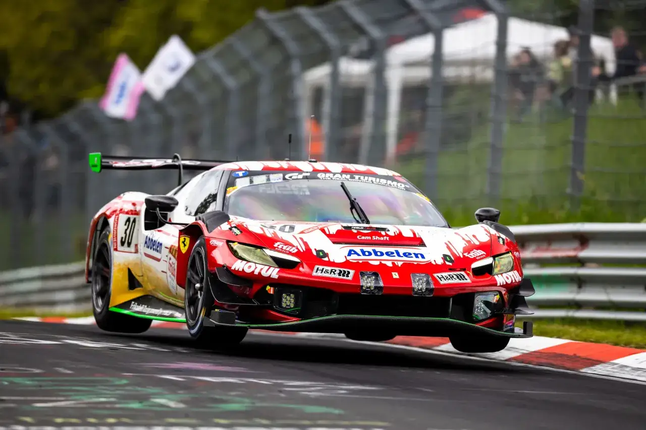Roter Ferrari 296 GT3 mit Sponsoren wie
