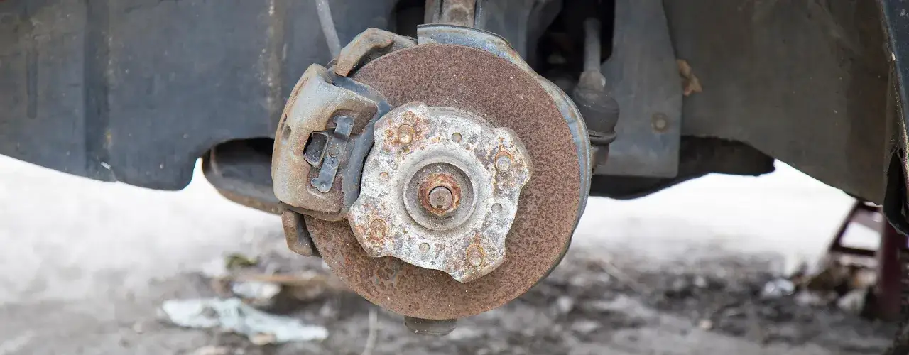 Rostige Bremsscheibe mit mangelhaftem Tragbild, deutliche Korrosion und Verschleißspuren.