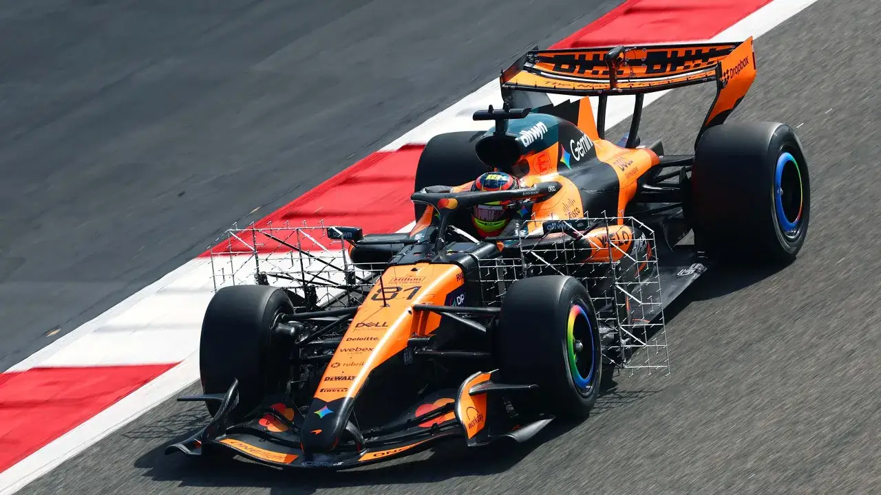 McLaren F1-Bolide mit Messgeräten für f1 tests auf der Strecke.