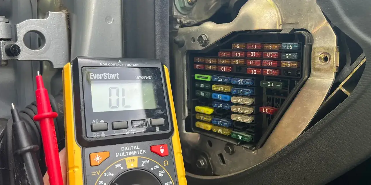Multimeter prüft Sicherungen im Auto. So erkennt man eine defekte Sicherung.