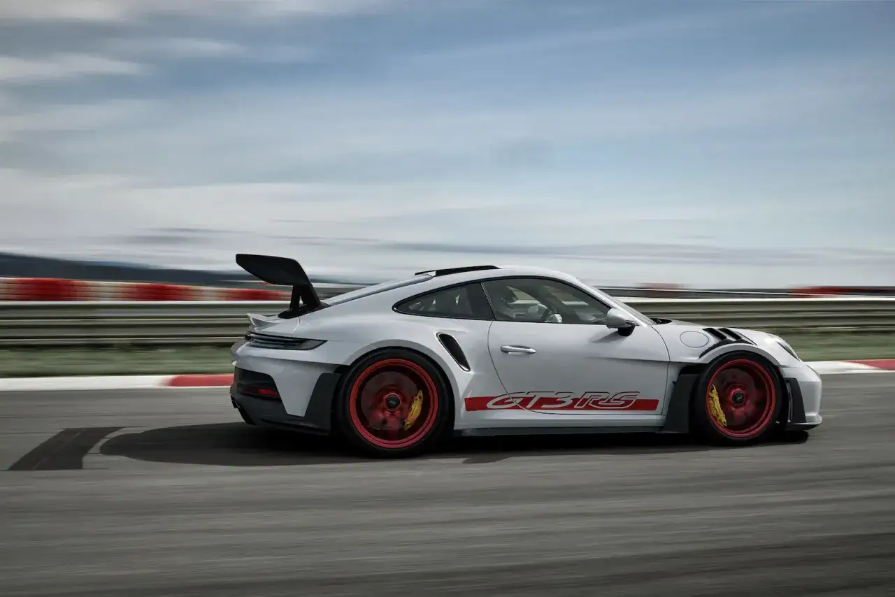 Ein weißer Porsche 992 GT3 RS rast über die Rennstrecke. Die Stückzahl ist begrenzt, was ihn zu einem begehrten Sammlerstück macht.