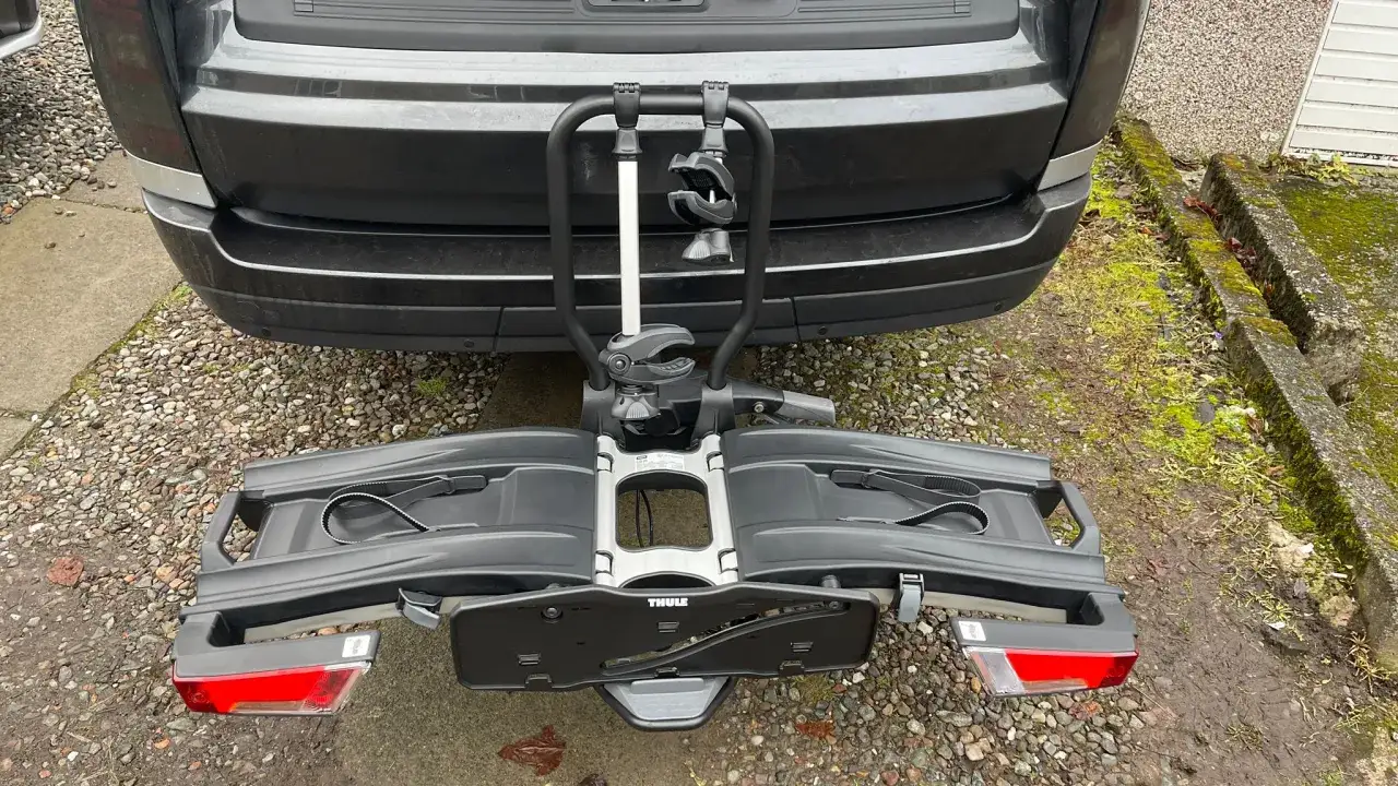 Thule EasyFold XT 2 Fahrradtr&auml;ger am Heck eines Autos. M&ouml;gliche Probleme mit der Montage oder dem Zustand sind sichtbar.