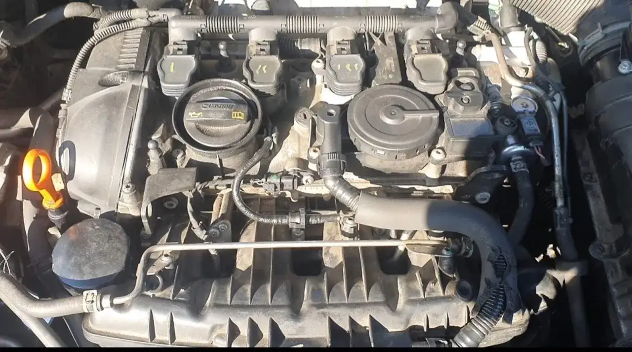 Motorraum eines VW p0172. Zündspulen, Öleinfülldeckel und diverse Schläuche sind sichtbar.