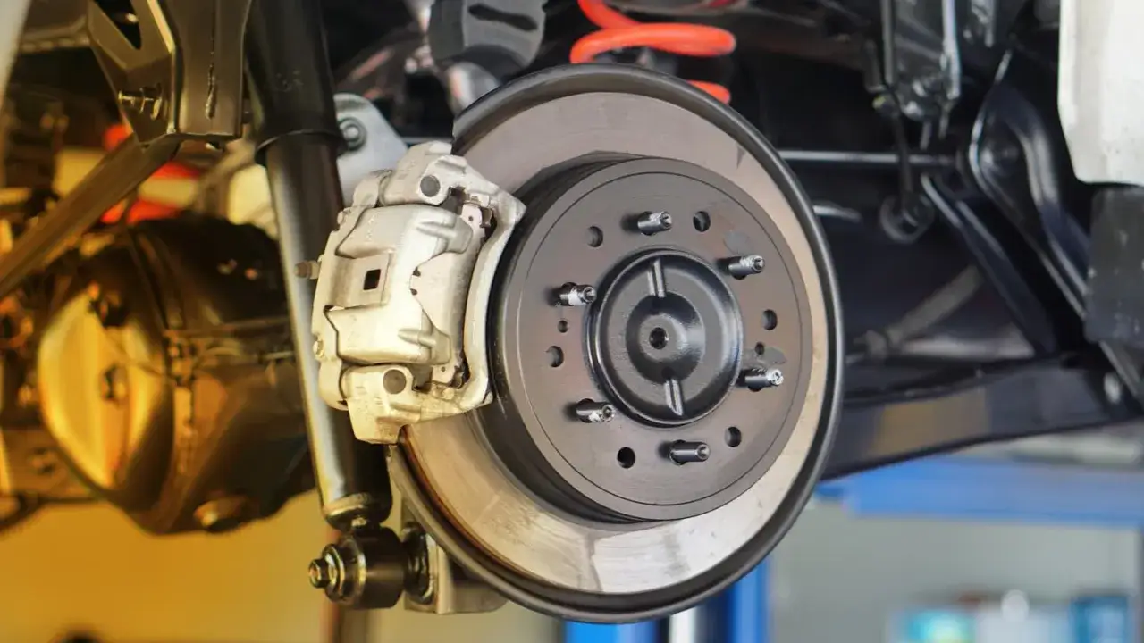 Nahaufnahme einer Autobremsanlage. Ein Auto hat normalerweise vier Bremsen, also vier Bremsscheiben.