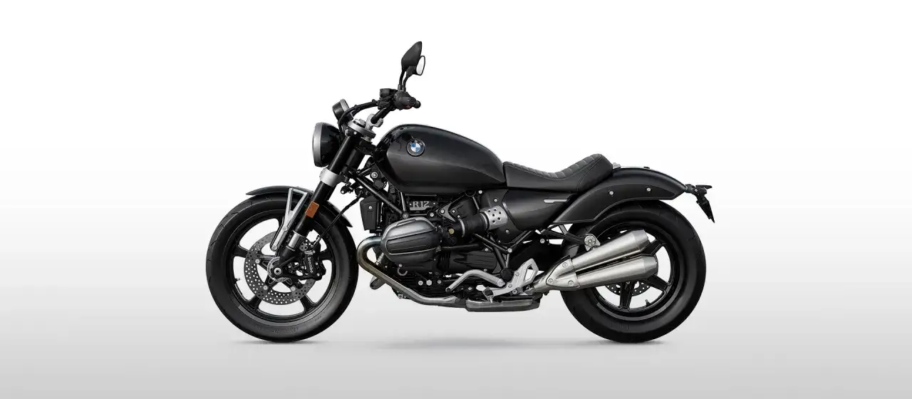 Schwarze BMW R 12 mit klassischem Design und sportlichen Akzenten.