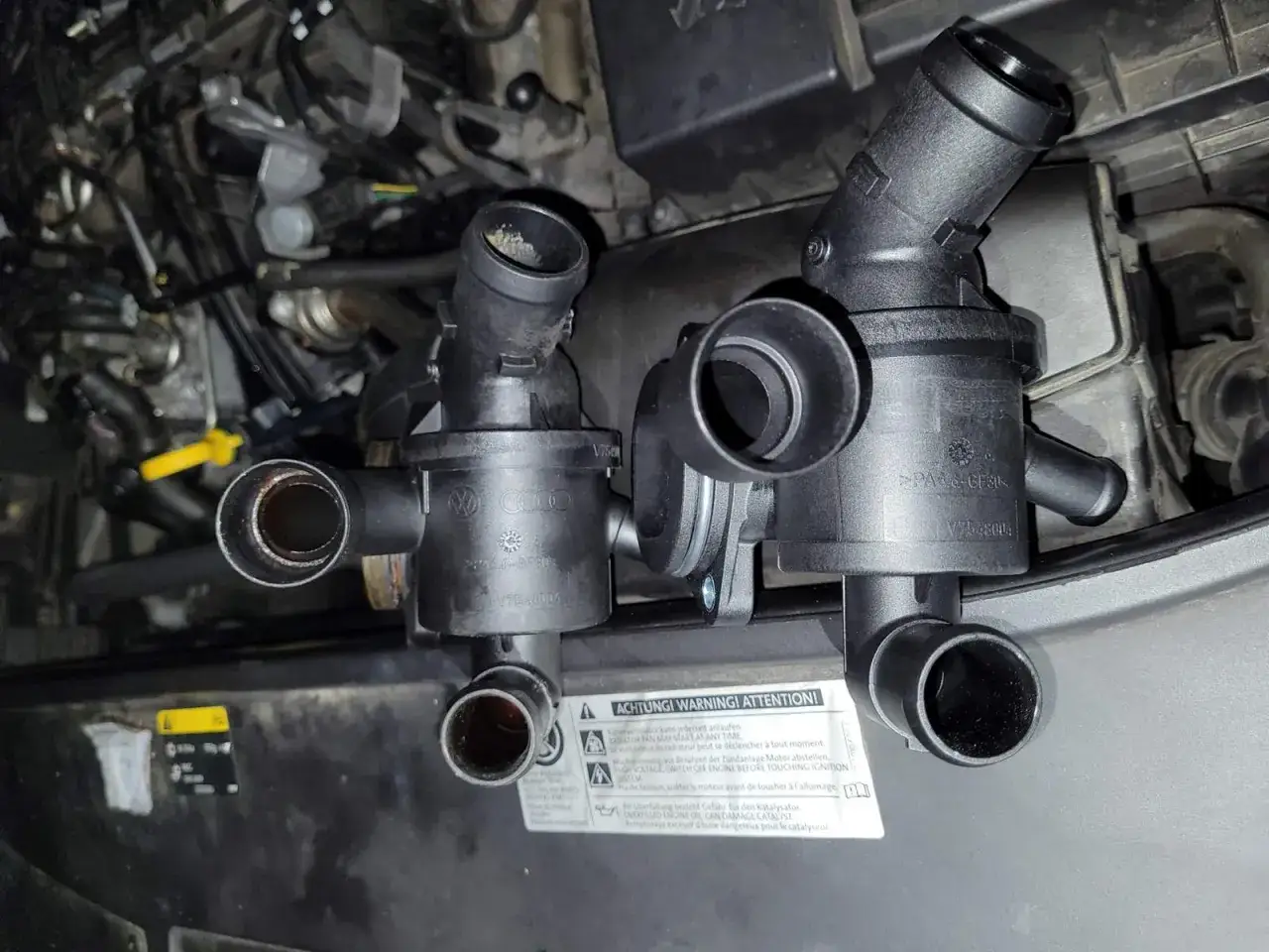 Zwei neue Thermostate für den VW Touran 2.0 TDI liegen bereit. Der Austausch ist geplant, um die Kühlleistung zu optimieren.