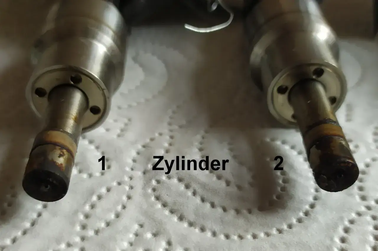Zwei verschmutzte Einspritzdüsen, Zylinder 1 und 2, vermutlich von einem VW P0302 Motor.