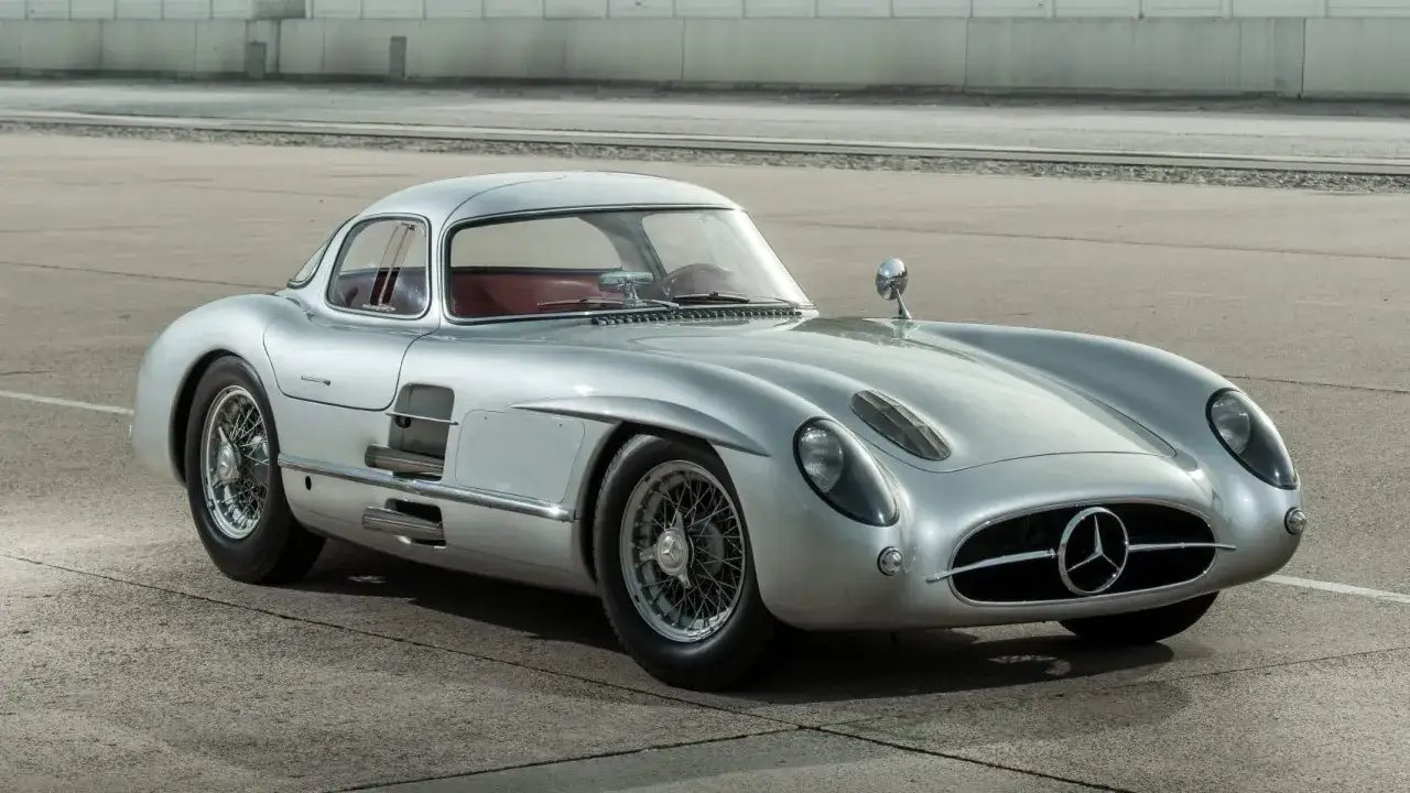 Silberner Mercedes-Benz 300 SLR Uhlenhaut Coupé, der teuerste Oldtimer der Welt, mit roten Ledersitzen und Speichenrädern.