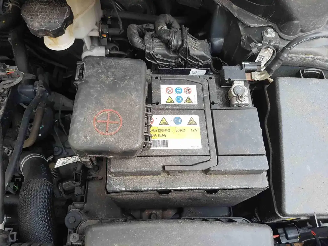 Motorraum eines Kia Sportage, bereit für den Wechsel der Batterie.