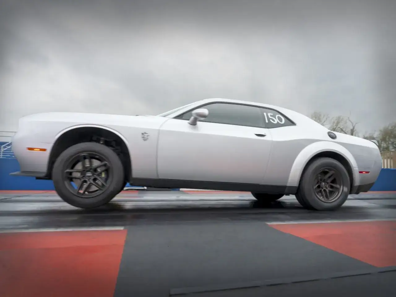 Silberner SRT Demon mit der Startnummer 150 auf der Rennstrecke, bereit für die Beschleunigung.