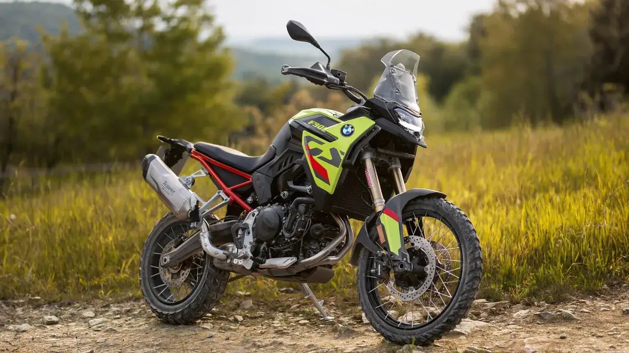 BMW GS 900 bereit für Abenteuer im Gelände. Die leuchtend gelbe Verkleidung und die robusten Reifen versprechen Fahrspaß.