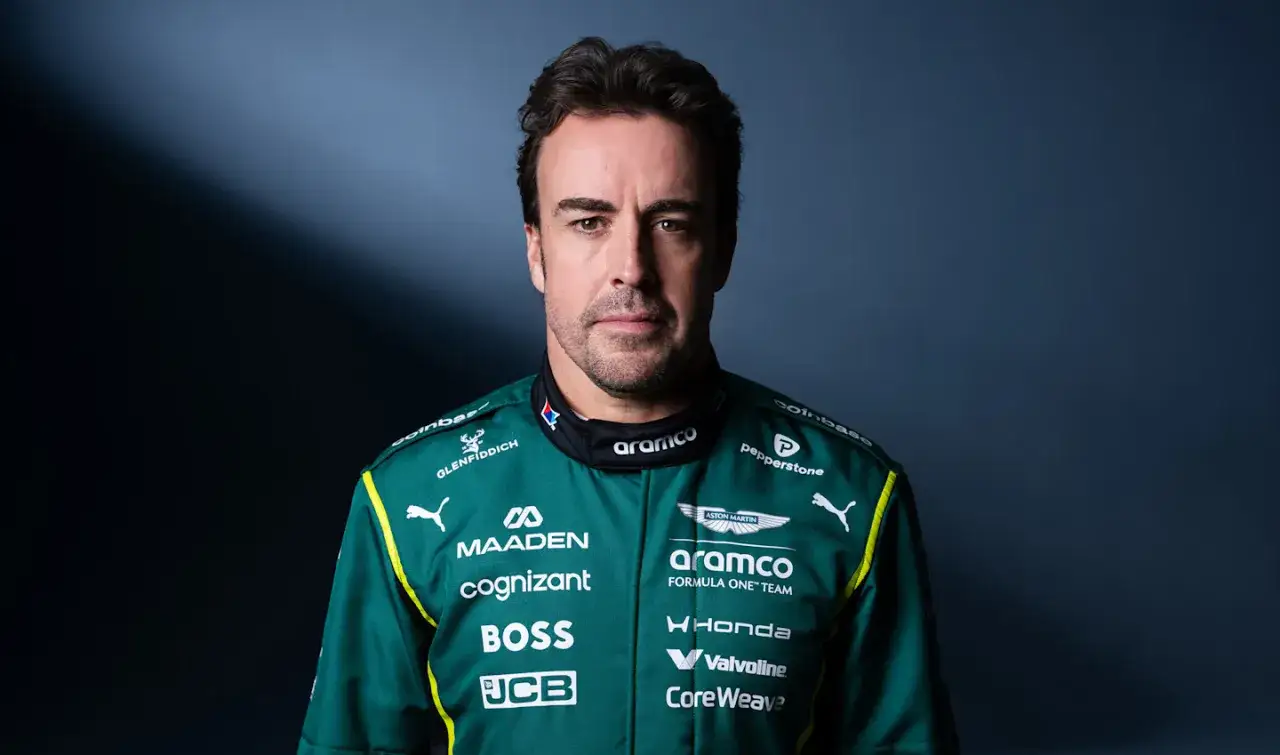 Fernando Alonso im Aston Martin Rennanzug. Sein fernando alonso gehalt ist sicher hoch, angesichts seiner Erfolge.