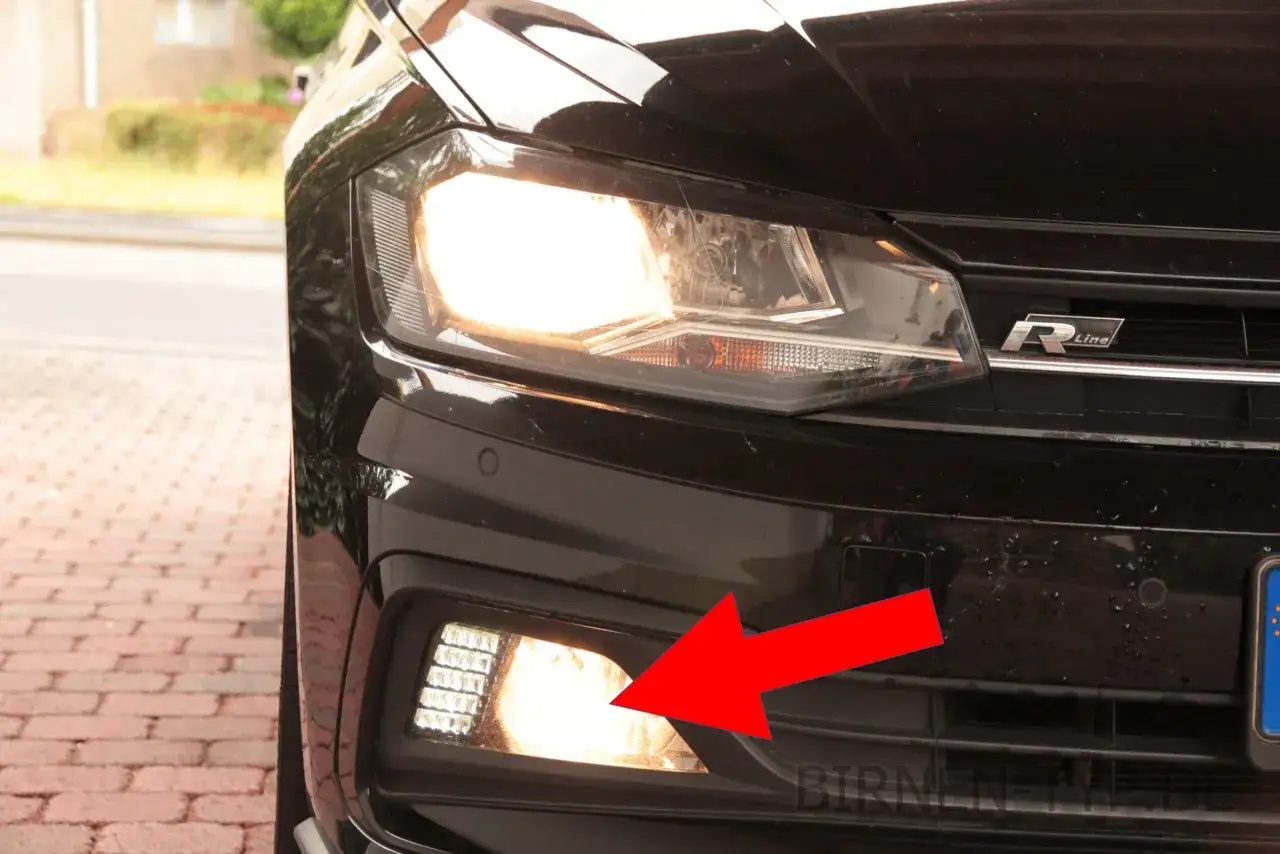 VW Polo 6R: Roter Pfeil zeigt auf das Tagfahrlicht, das gewechselt werden muss.