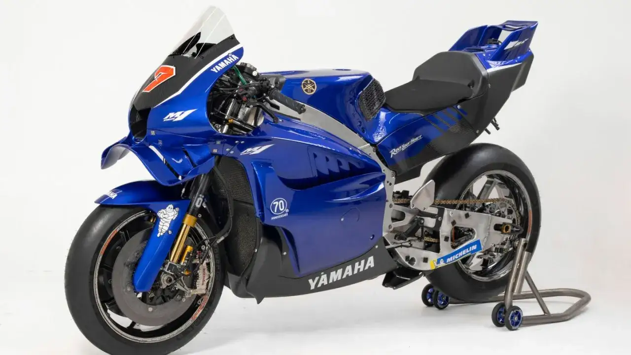 Das blaue Yamaha MotoGP-Werksteam Motorrad, bereit für die Rennstrecke. Mit der Startnummer 7 und dem Schriftzug