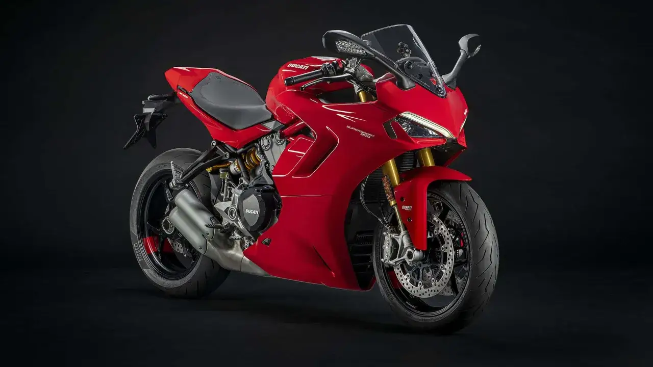 Rote Ducati Supersport 950 mit sportlicher Verkleidung und goldener Gabel, bereit für die nächste Fahrt.