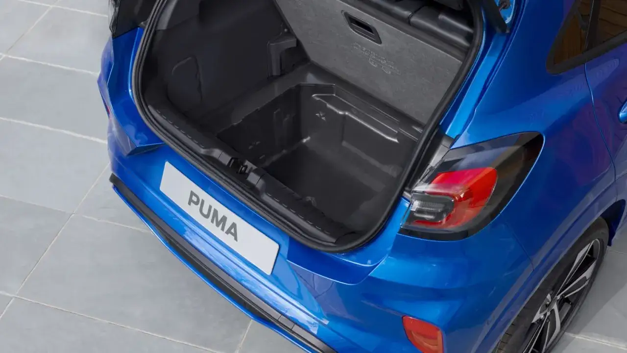 Der Kofferraum des blauen Ford Puma ist geöffnet und zeigt den tiefen Ladeboden. Ein idealer Ort für den nächsten Ausflug, ein echter Ford Puma Test.