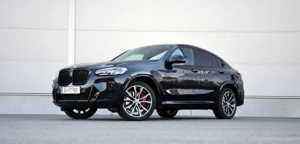 Schwarzer BMW X4 30d Coupé mit sportlichen Felgen und roten Bremssätteln. Technische Daten im Blick.