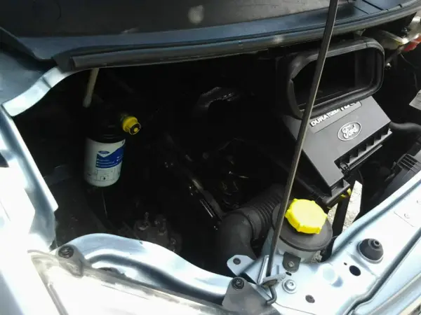 Motorraum eines Ford Kuga. Der Kraftstofffilter ist gut sichtbar und bereit für den Wechsel.
